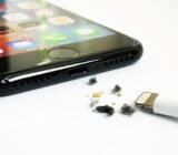 Limpiar la toma de carga del teléfono