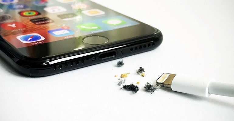 Curatare mufa incarcare telefon